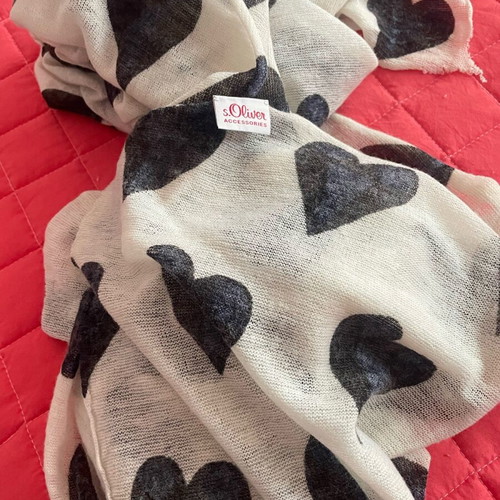 S.Oliver scarf like new, white with large gray hearts