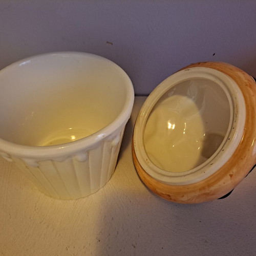 Ceramic cupcake cookie jar with glossy finish