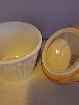 Ceramic cupcake cookie jar with glossy finish