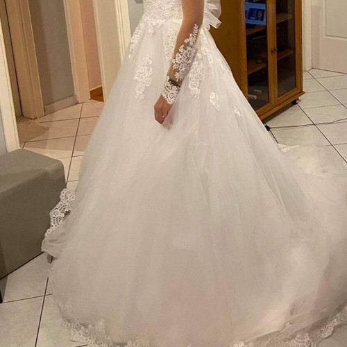 Supernova wedding dress like new, elegant lace details