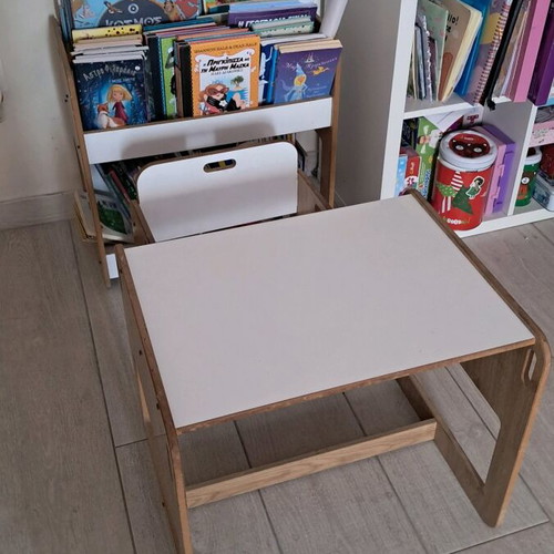 Children's desk and bookshelf set like new