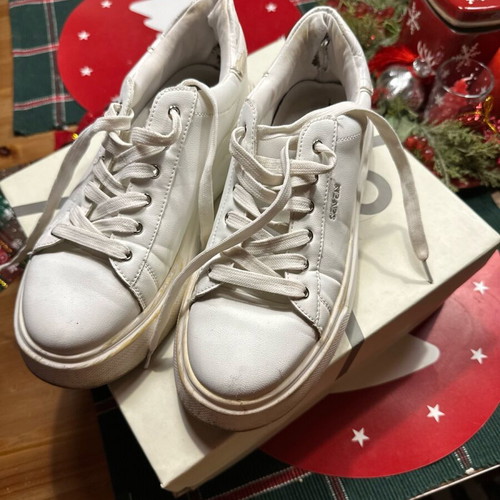 Seven white athletic shoes used, size 37
