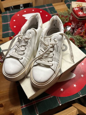 Seven white athletic shoes used, size 37