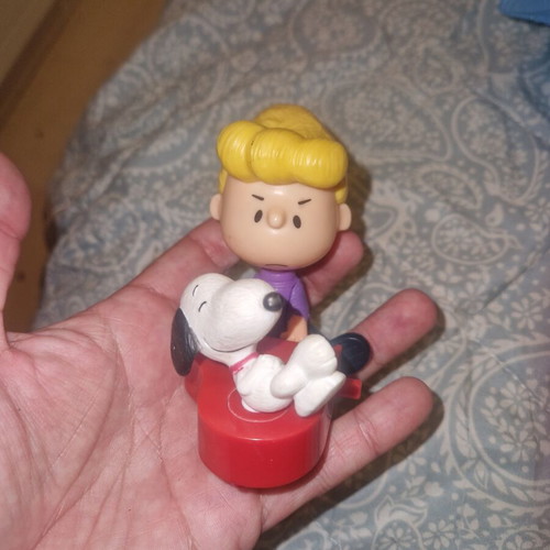 Peanuts Schroeder and Snoopy figure with red piano