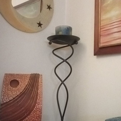 Metal floor stand with twisted design, black iron