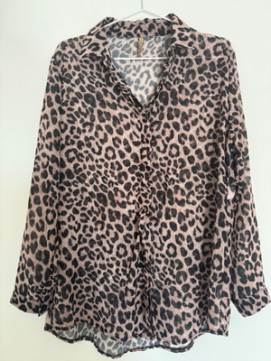 Animal print lightweight shirt long sleeve like new, size L