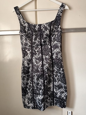 Φόρεμα Guess μεταχειρισμένο, μέγεθος S, μαύρο-μπεζ με φερμουάρ