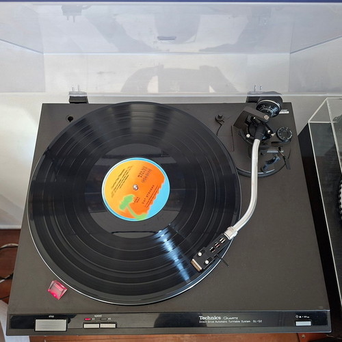 Technics SL-Q2 turntable used with quartz lock and genuine 207c cartridge