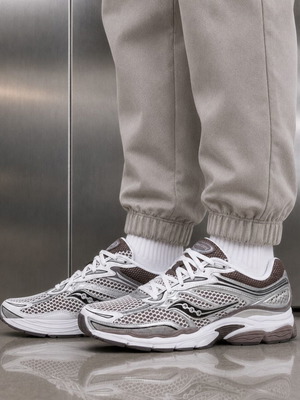 Saucony Progrid Omni 9 sneakers, size 46.5, white and grey