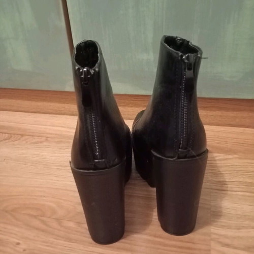Boots with heel black like new