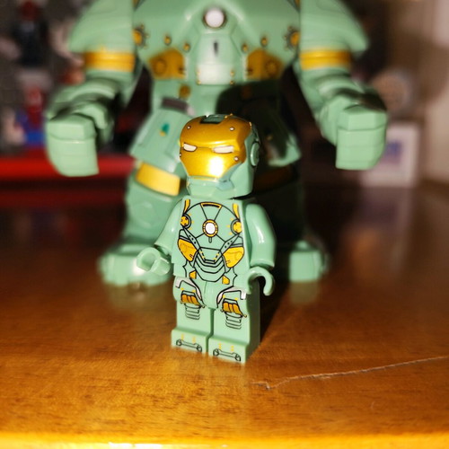 Hulkbuster Iron Man MK 37 figure like new