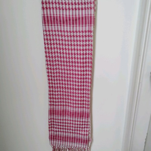 Pink scarf like new, dimensions 103x103
