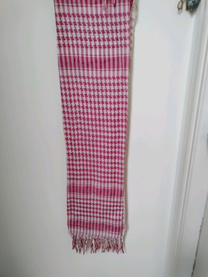 Pink scarf like new, dimensions 103x103