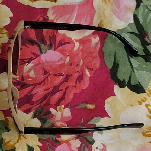 Sunglasses with leopard print frame