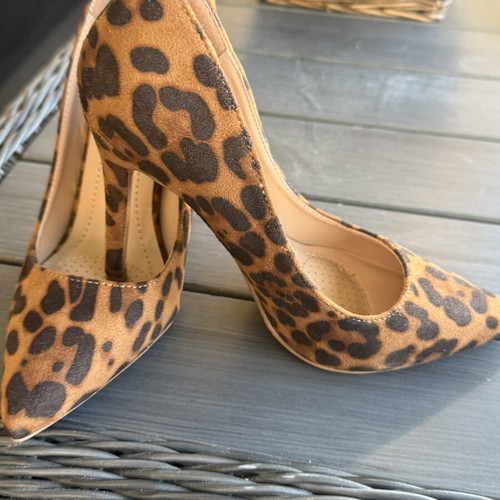 Famous Shoes women's pumps like new, leopard animal print, suede texture