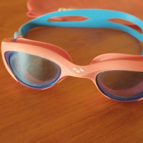 Children's goggles and Arena swim cap like new