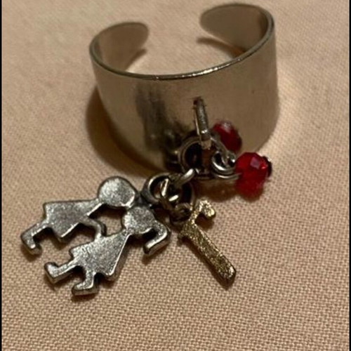 Ring with initial "G" like new, gray