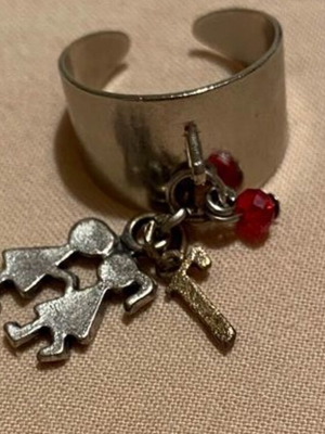 Ring with initial "G" like new, gray