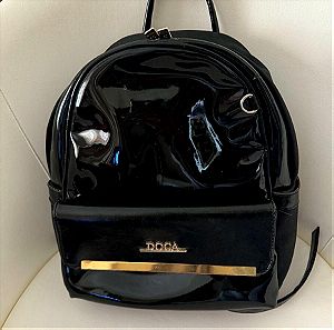 Doca Backpack σε Μαύρο χρωμα με χρυσές λεπτομέρειες