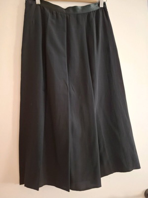 Black silk pleated skirt medium like new