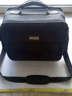 Black laptop bag with shoulder strap, 3 zipper compartments, 2 pockets