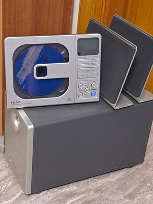 Στερεοφωνικό μεταχειρισμένο με CD, ραδιόφωνο, 2 ηχεία και woofer