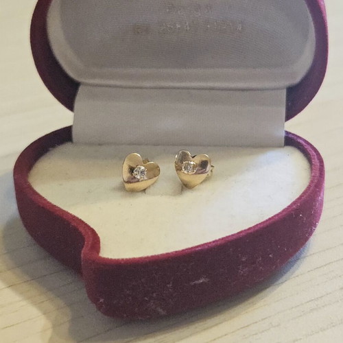 K14 Gold Heart Stud Earrings like new, 1.05g