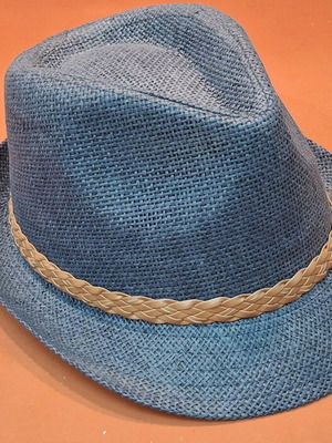 Women's hat like new, blue