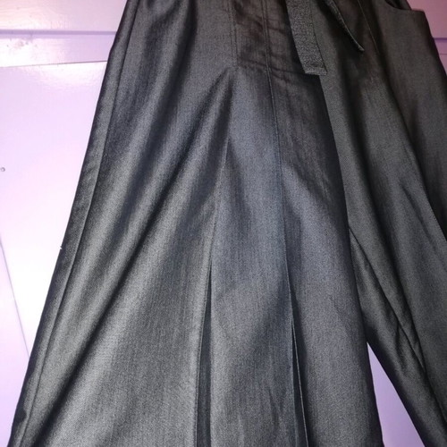 Zip pants like new, size M, dark gray below the knee
