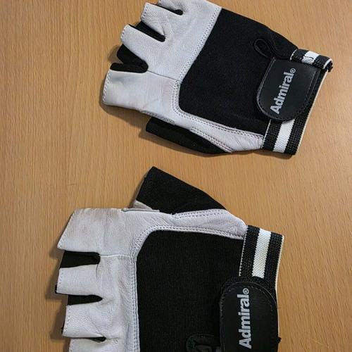 Admiral gym gloves used, white