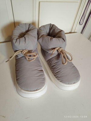 Puffer boots gray new, size 38