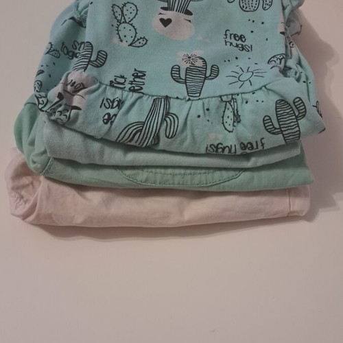 Girls' clothing set like new, 2 shorts, 1 leggings, 1 blouse, ages 3-4