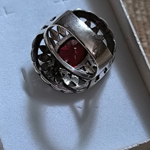Silver 925 ring like new with vintage style and red stone