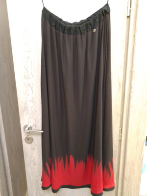 Φούστα Mat Fashion μεταχειρισμένη, μαύρη με κόκκινη φλόγα, μέγεθος S