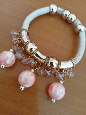 Bracelet with magnetic clasp