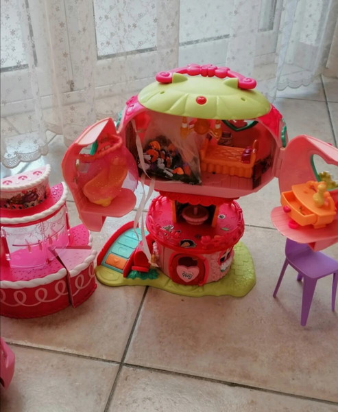 Σπίτια Barbie κι μικρό μ πονυ όλα μαζί ή κ χωριστα 40€ συζητισημη τιμή.