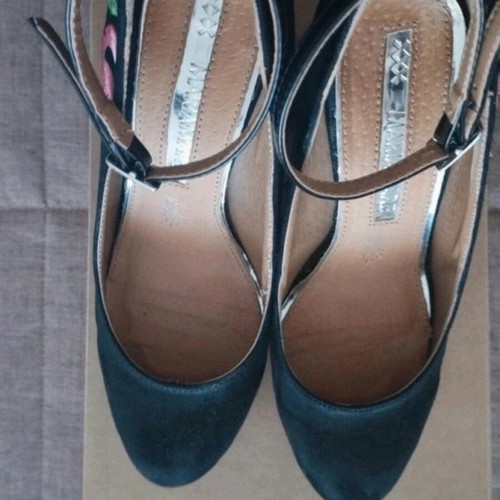 Mariamare satin pumps with embroidery and ankle strap, like new, leather