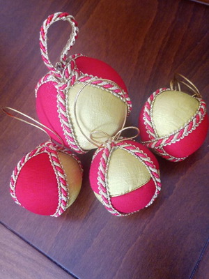 Set of 4 handmade Christmas balls red gold like new