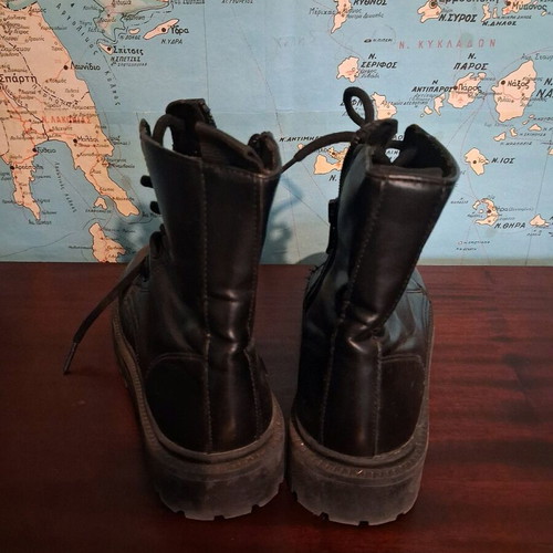 Zara boots size 34 with lug sole and zipper like new