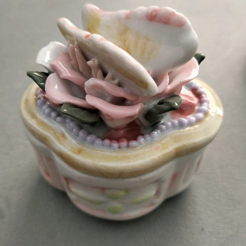 Set of 4 used jewelry boxes made of porcelain and ceramic