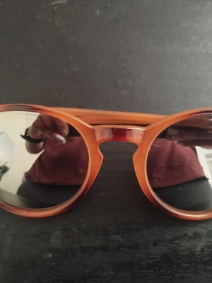 Brown sunglasses with mirror lenses