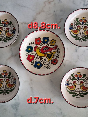 Εμαγιέ χειροποίητα πιατάκια σαν καινούργια, 1 διάμετρος 8,8 cm και 4 διάμετροι 7 cm