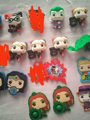 Kinder joy dc σαν καινούργιο φιγούρες και αξεσουάρ