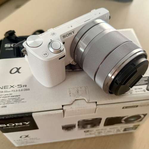 Sony Alpha NEX-5R mirrorless digital camera kit like new with 18-55mm lens