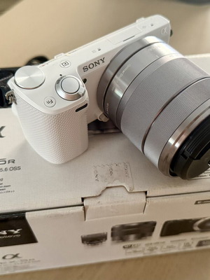 Sony Alpha NEX-5R mirrorless digital camera kit like new with 18-55mm lens