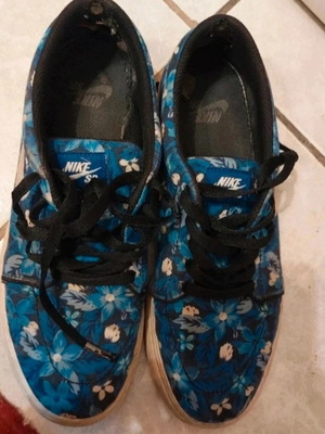 Nike SB skater shoes floral blue used