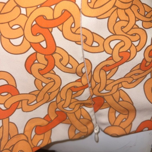 Blouse like new with white and orange chain pattern, size M