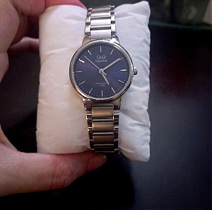 Γυναικείο ρολόι της εταιρείας QkQ