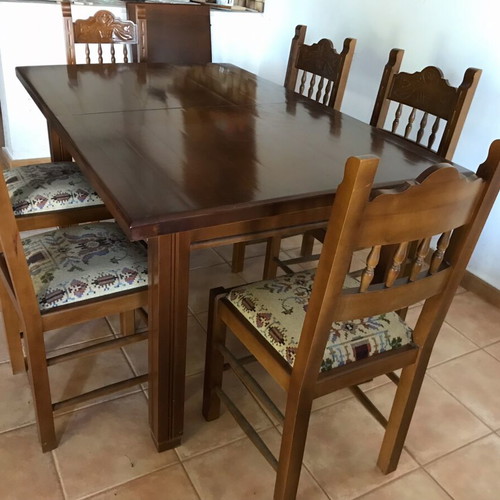 Solid walnut dining set with 6 Skyrian chairs like new