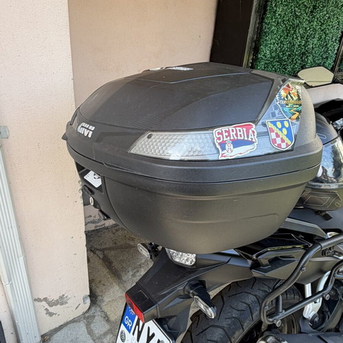 Motorcycle top case 45 liters like new with base